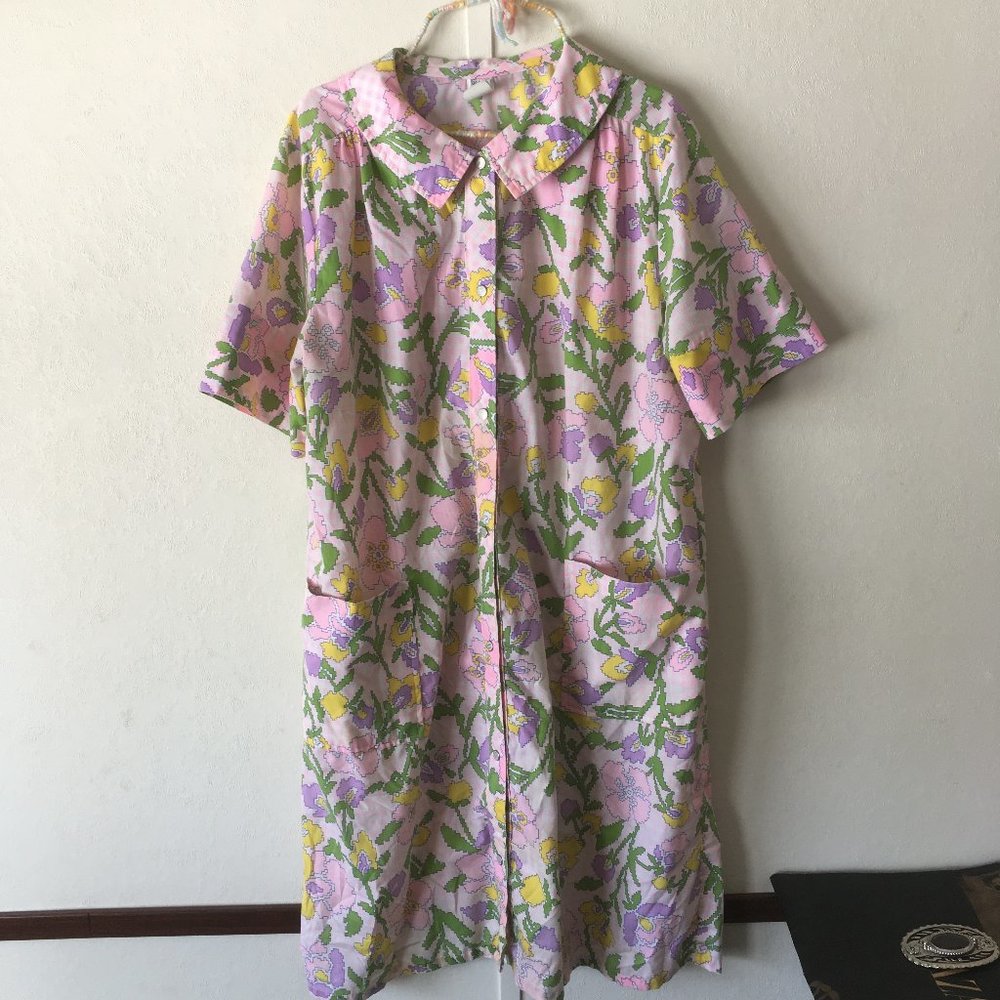 Vintage short sleeve snap button robe house coat dress pink with floral pattern - Picture 7 of 10